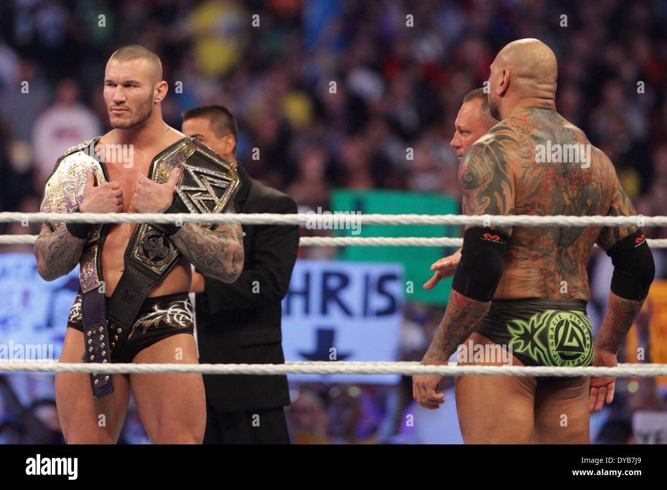 La Nouvelle-Orléans, Louisiane, Etats-Unis. 6ème apr 2014. Champion de la WWE Randy Orton et BATISTA regardent le Daniel Bryan entre dans le ring pour Wrestlemania 30 fermer à la BMW Super Dome. © Matt Roberts/ZUMA/ZUMAPRESS.com/Alamy fil Live News Banque D'Images