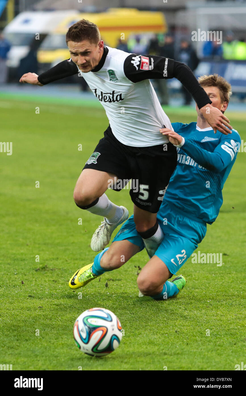 Saint-pétersbourg, Russie - 12 Avril 2014 : Milieu de terrain du FC Zenit Andrey Arshavin (R) convoite la la balle avec défenseur de FC Krasnodar Artur Jedrzrjeczyk (L) au cours d'une fédération de football Ligue 1 match entre FC Zenit Saint-Pétersbourg et FC de Krasnodar Krasnodar au stade Petrovsky à Saint-Pétersbourg, en Russie. (Photo de Anna Volkova/Pacific Press) Banque D'Images