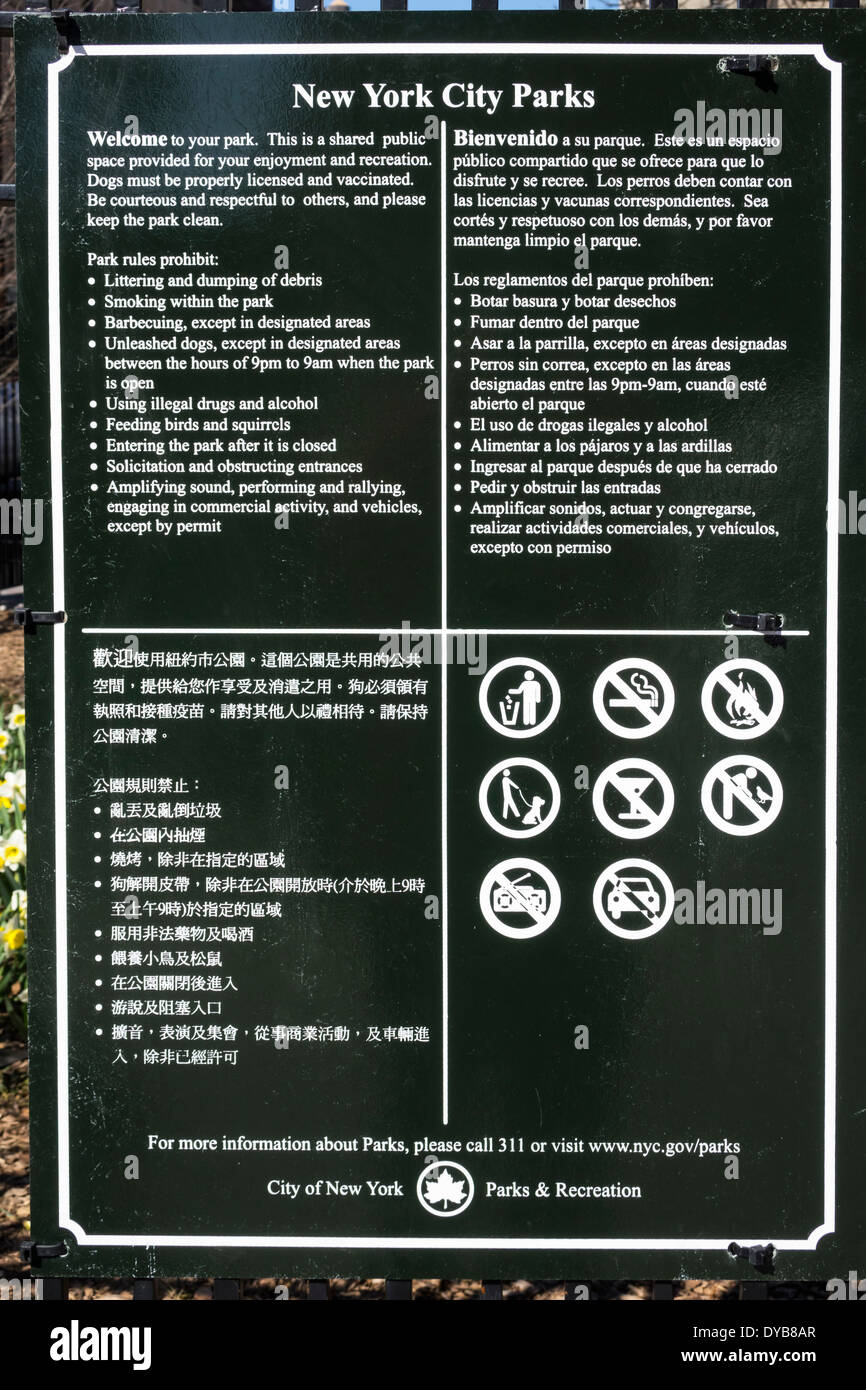Les parcs de la ville de New York règles affichées en anglais, espagnol et chinois Banque D'Images
