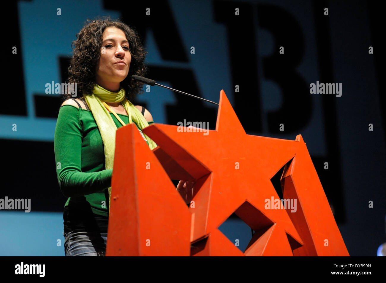Barcelone, Catalogne, Espagne 12 Avril, 2014. Sonia Gonzalez (TP, Pays Basque) fait un discours lors d'une réunion pro-indépendance à Barcelone. Les candidatures de l'Unité Populaire (CUP), un pays Catalans de gauche pro-parti de l'indépendance, célébré une réunion pour dire oui à l'indépendance catalane via un référendum. Banque D'Images