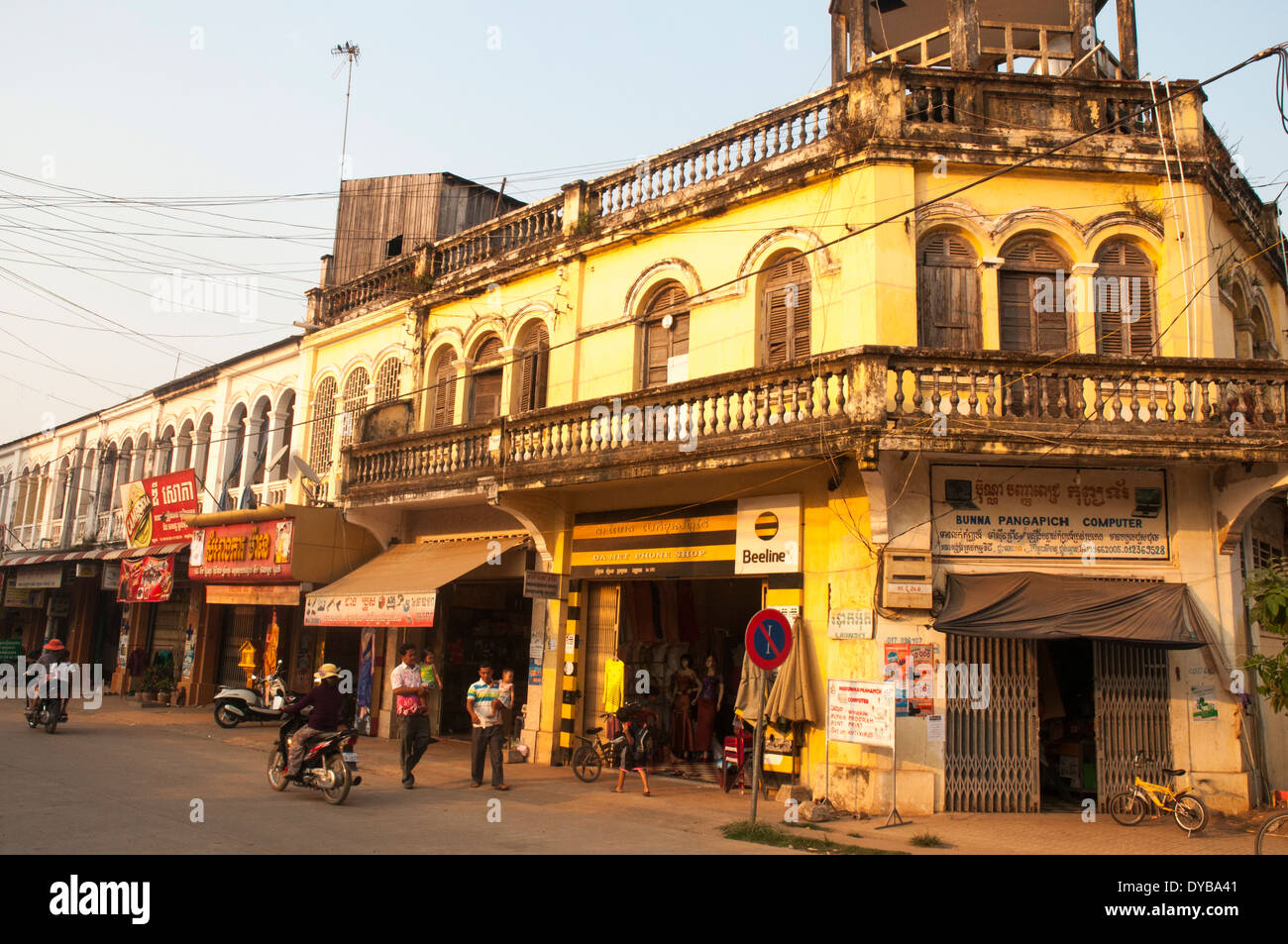 L'époque coloniale française, les édifices commerciaux de Kratie, au Cambodge Banque D'Images