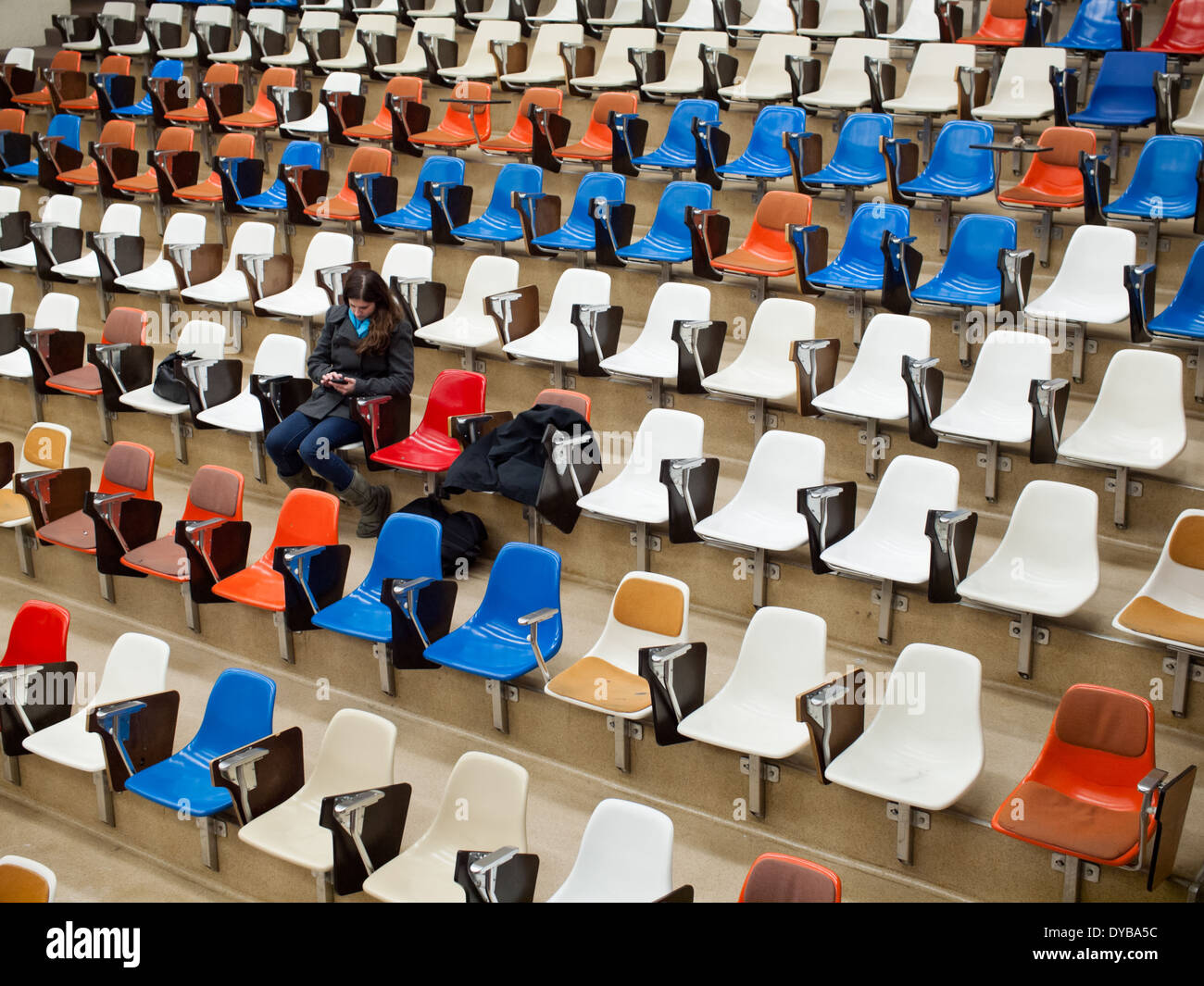 Une jolie brunette, étudiant de l'université se trouve dans une salle de classe vide à l'Université de l'Alberta à Edmonton, Alberta, Canada. Banque D'Images