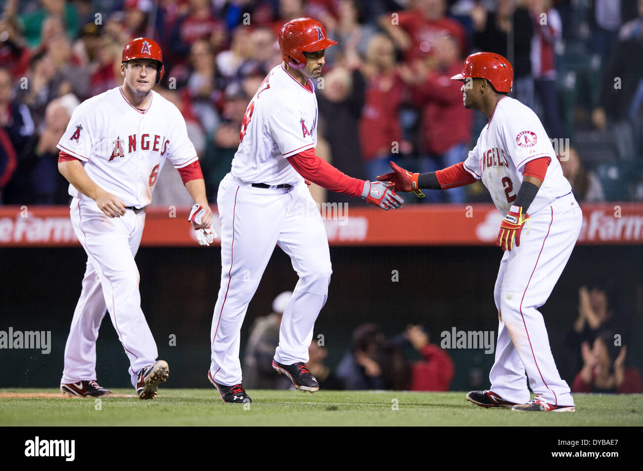 Anaheim, CA, USA. Apr 12, 2014. 12 avril 2014 - Anaheim, CA, United States of America - Los Angeles Angels frappeur désigné Raul Ibanez (28) célèbre avec Los Angeles Angels shortstop Erick Aybar (2) et Los Angeles Angels premier but Albert Pujols (5) après avoir frappé un home run run, qui a fait de lui réaliser son 2000ème hit marque dans sa carrière, qui a mis les anges dans une manche supplémentaire pendant le jeu MLB entre Mets de New York et Los Angeles Angels à l'Angels Stadium à Anaheim, CA. Credit : csm/Alamy Live News Banque D'Images