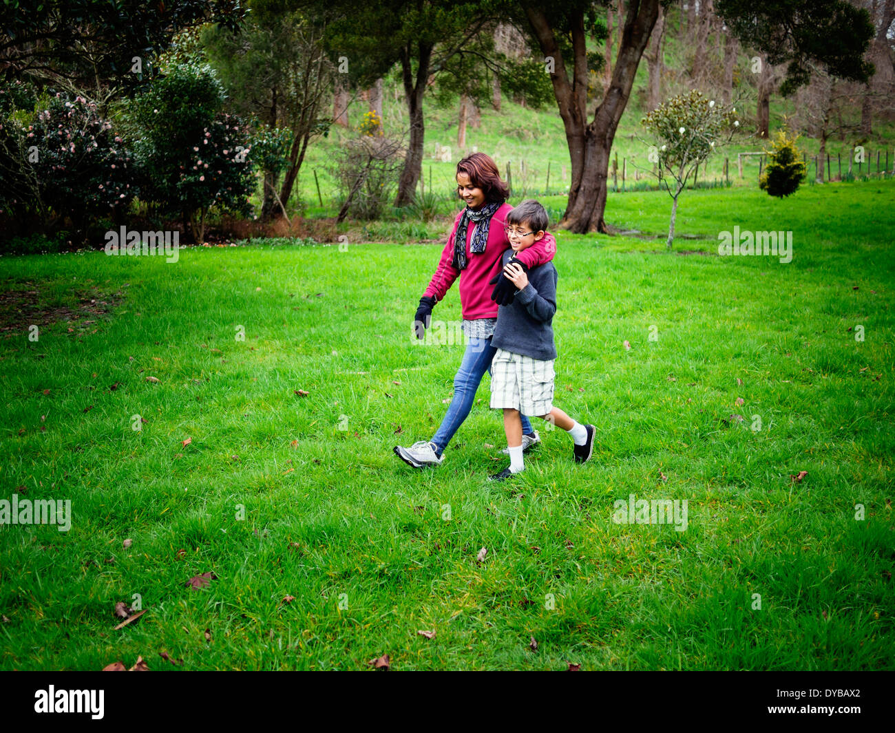 Mère et fils walking in park Banque D'Images