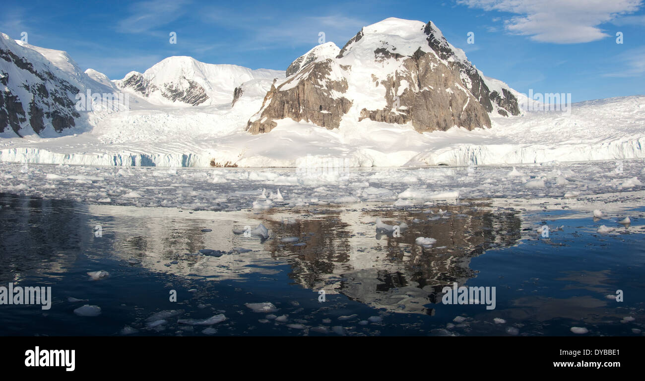 Une baie derrière l'Antarctique l'Île Danco, Péninsule Antarctique, l'Antarctique. Banque D'Images