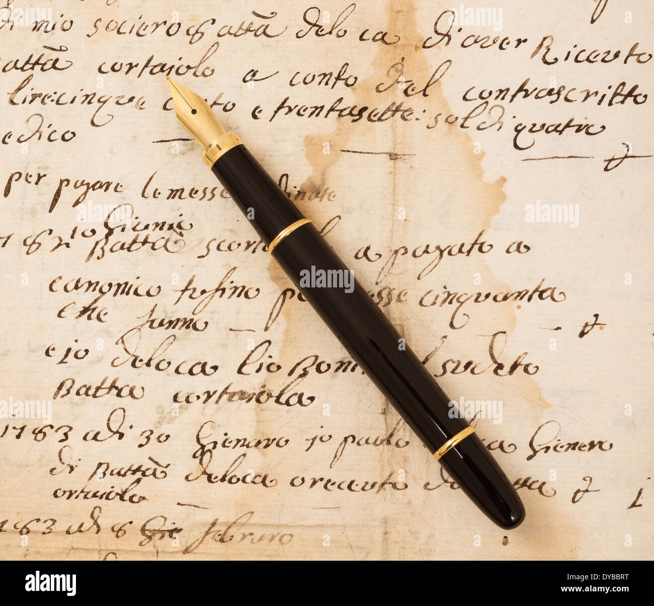 Stylo sur une ancienne lettre manuscrite Banque D'Images