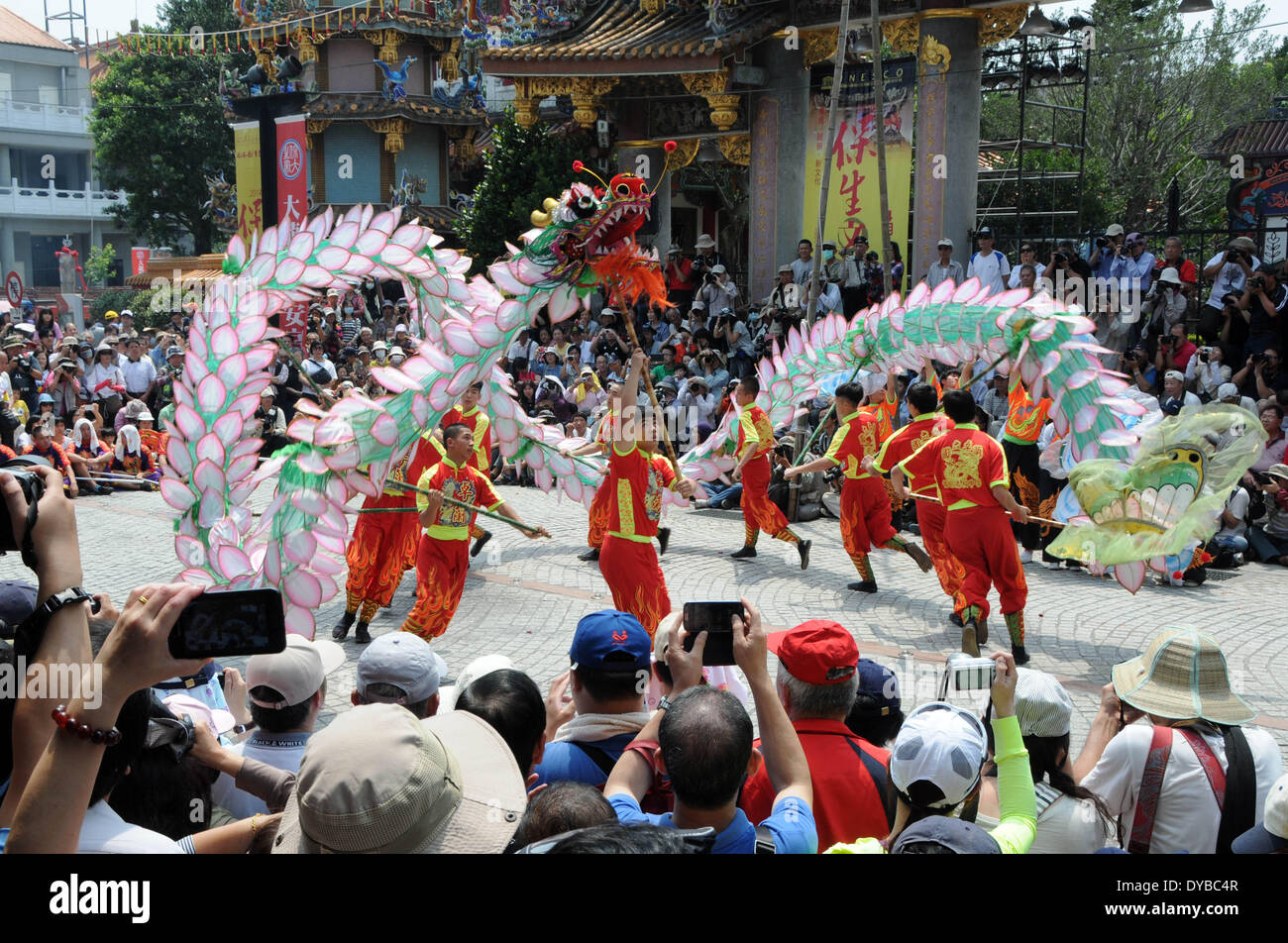 Taipei, Taiwan de la Chine. 13 avr, 2014. Exécuter la danse du dragon acteurs dans la célébration de l'anniversaire du dieu de la médecine chinoise Baosheng le Grand, à Taipei, Taiwan du sud-est de la Chine, 13 avril, 2014. L'anniversaire de Baosheng le Grand Falls le 14 avril. Credit : Wu Ching-teng/Xinhua/Alamy Live News Banque D'Images