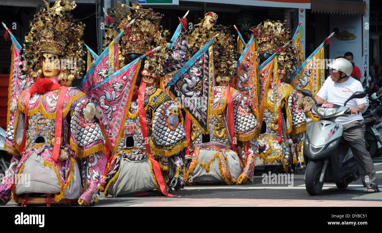 Taipei, Taiwan de la Chine. 13 avr, 2014. Un homme regarde les statues au cours d'une célébration de l'anniversaire du dieu de la médecine chinoise Baosheng le Grand, à Taipei, Taiwan du sud-est de la Chine, 13 avril, 2014. L'anniversaire de Baosheng le Grand Falls le 14 avril. Credit : Wu Ching-teng/Xinhua/Alamy Live News Banque D'Images