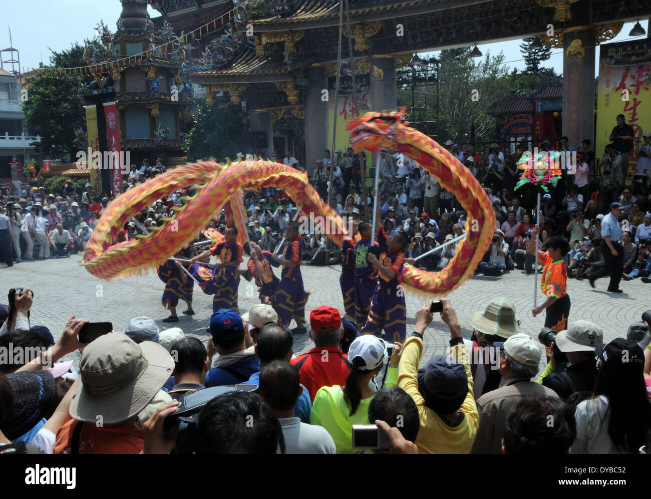 Taipei, Taiwan de la Chine. 13 avr, 2014. Exécuter la danse du dragon acteurs dans la célébration de l'anniversaire du dieu de la médecine chinoise Baosheng le Grand, à Taipei, Taiwan du sud-est de la Chine, 13 avril, 2014. L'anniversaire de Baosheng le Grand Falls le 14 avril. Credit : Wu Ching-teng/Xinhua/Alamy Live News Banque D'Images