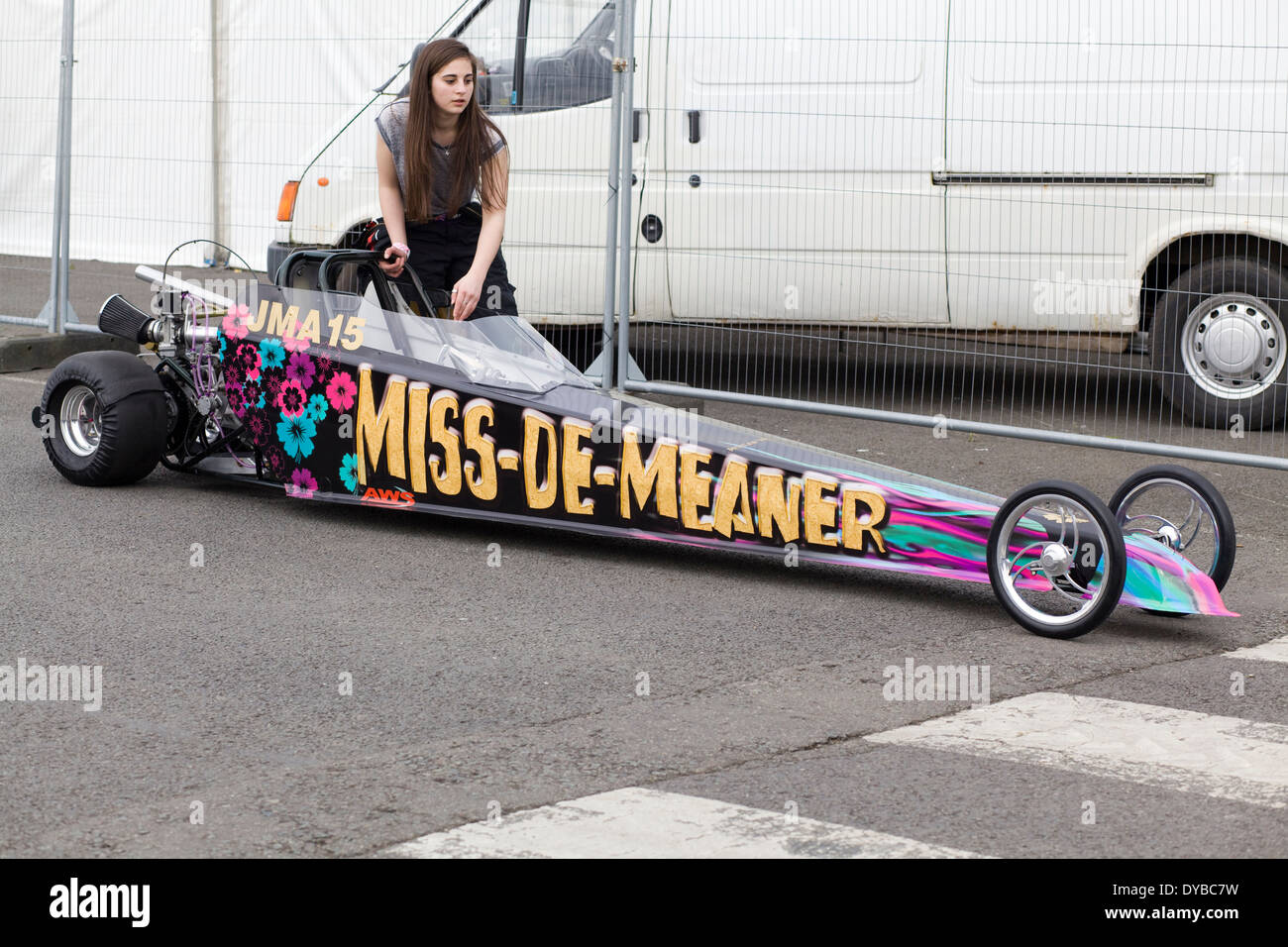 En poussant sa fille Dagster racer en position pour une course Banque D'Images