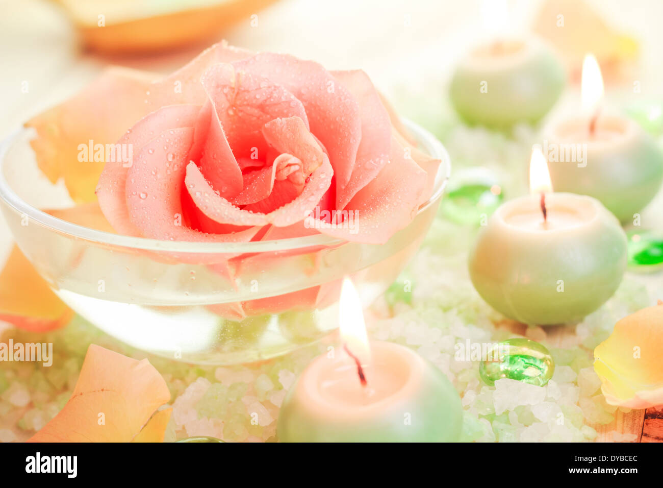 Les composants du spa - rose fleur, sels de bain et de bougies aromatiques Banque D'Images