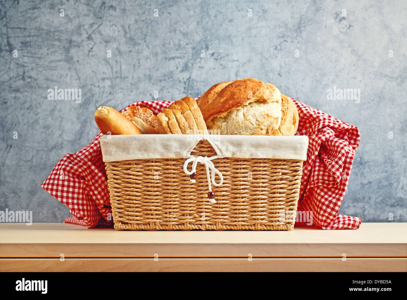 De délicieux pains dans panier en osier sur la table de cuisine Banque D'Images