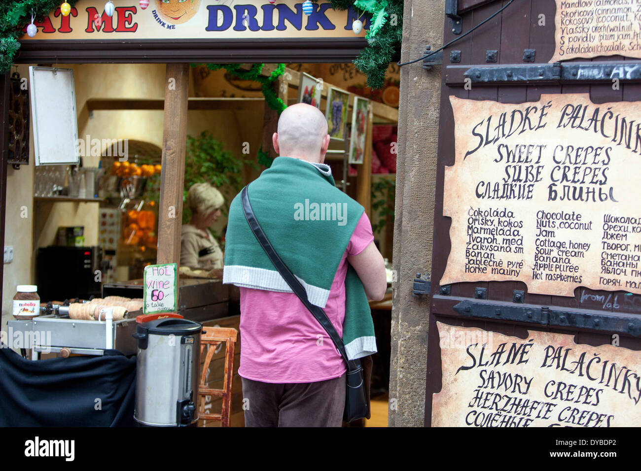 Rue de Prague, la nourriture à emporter crêpes sucrées, République Tchèque Banque D'Images