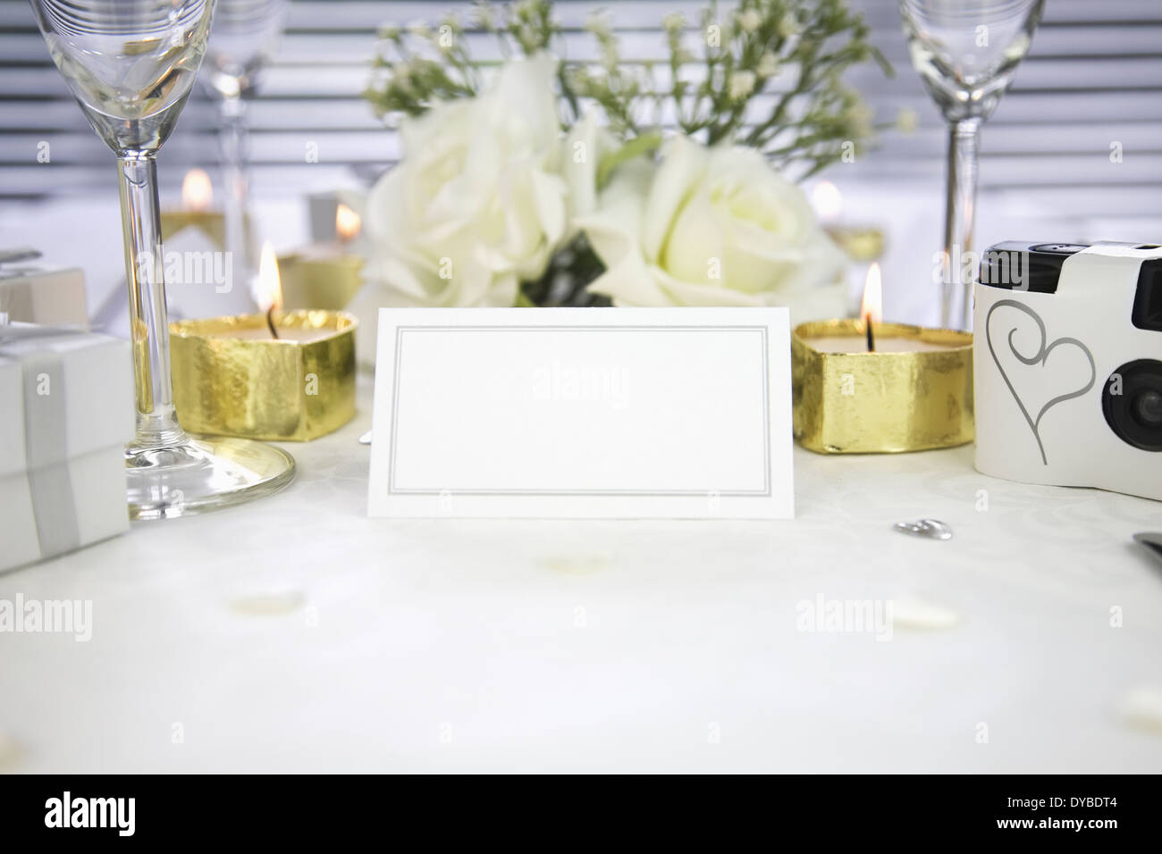 Gros plan d'une carte nom blanc vide sur une table de mariage Banque D'Images