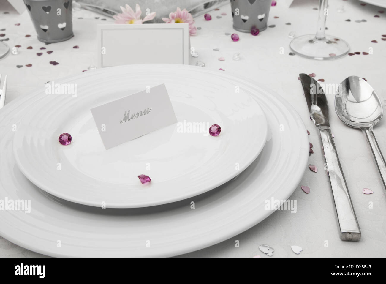 Affichage de la table de mariage avec une carte des menus sur les plaques de porcelaine Banque D'Images