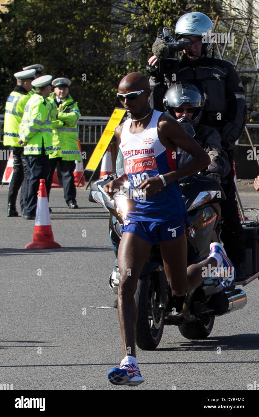 Londres, Royaume-Uni. 13 avr, 2014. Marathon de Londres 2014-somalienne née, British international athlétisme, Mohamed 'Mo' Farah, CBE, Marathon de Londres 2014 est vierge . Soleil dans le rond-point de sables bitumineux, Blackheath, UK. Banque D'Images