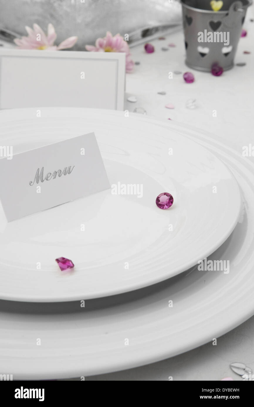 Affichage de la table de mariage avec une carte des menus sur les plaques de porcelaine Banque D'Images