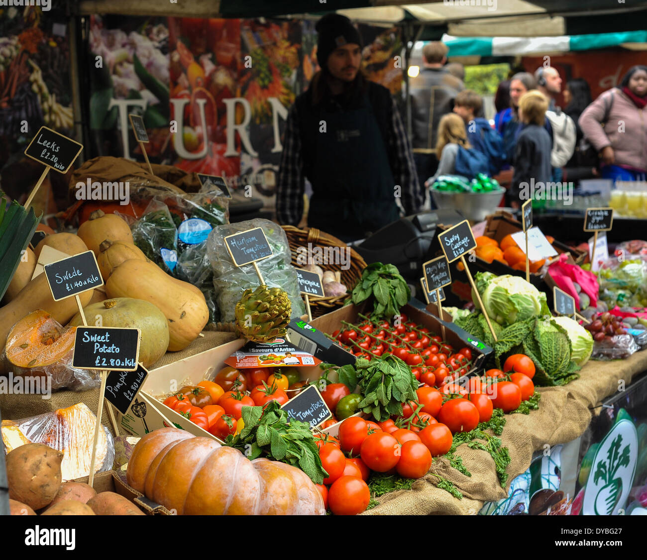 Londres, Royaume-Uni. 13 avr, 2014. Enojy londoniens un bon week-end à l'extérieur du marché alimentaire réel le Southbank centre, où vous pourrez trouver des produits alimentaires de façon durable et éthique. Credit : Giulia Fiori/Alamy Live News Banque D'Images