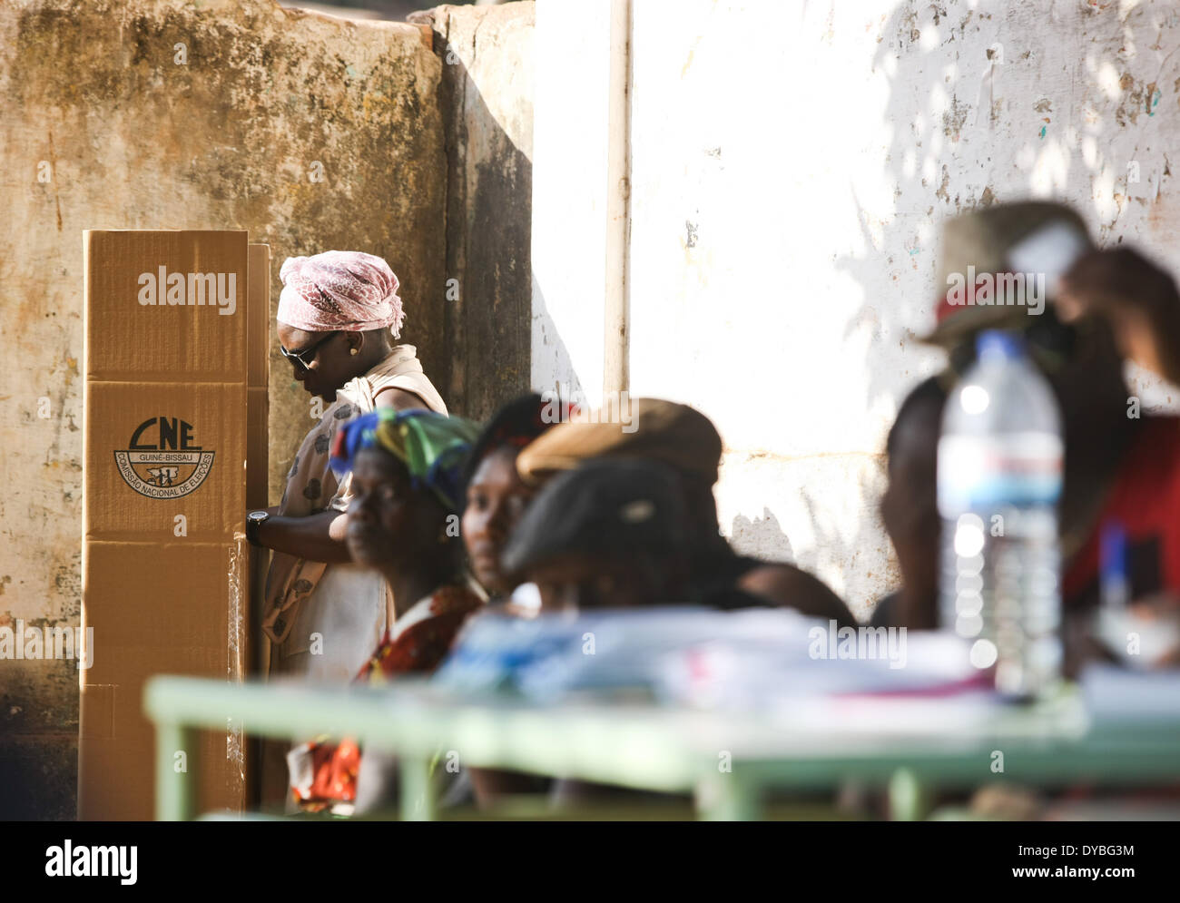 Bissau, Guinée Bissau. 13 avr, 2014. Une femme jette son vote pour l'élection présidentielle à Bissau, capitale de la Guinée Bissau, le 13 avril 2014. Les électeurs de la Guinée-Bissau a commencé à voter le dimanche dans la première élection depuis un coup d'État militaire en 2012 qui a renversé le président intérimaire Raimundo Pereira et jeté le pauvre pays d'Afrique de l'ouest dans le chaos. Crédit : Li Jing/Xinhua/Alamy Live News Banque D'Images