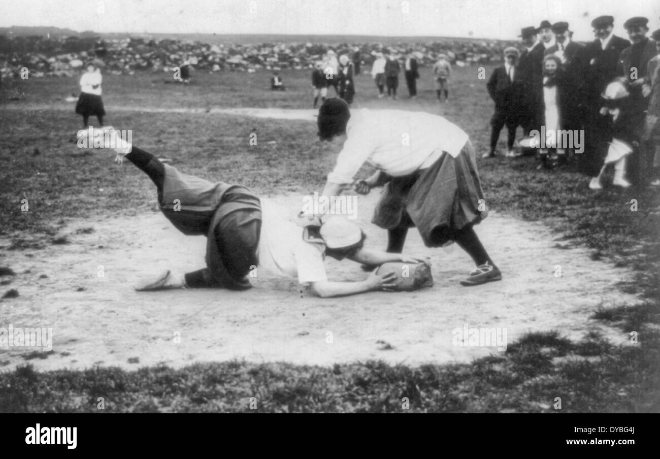 New York Giants féminin - Miss Schnall glissant vers le premier. Mlle Morgan sur sac. 1913 Banque D'Images