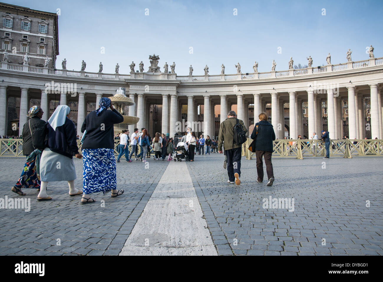 Cité du Vatican, État de la cité du Vatican-mars 15,2014:plus de gens et de pèlerins sur la Place Saint Pierre dans la cité du Vatican en une journée d'été Banque D'Images