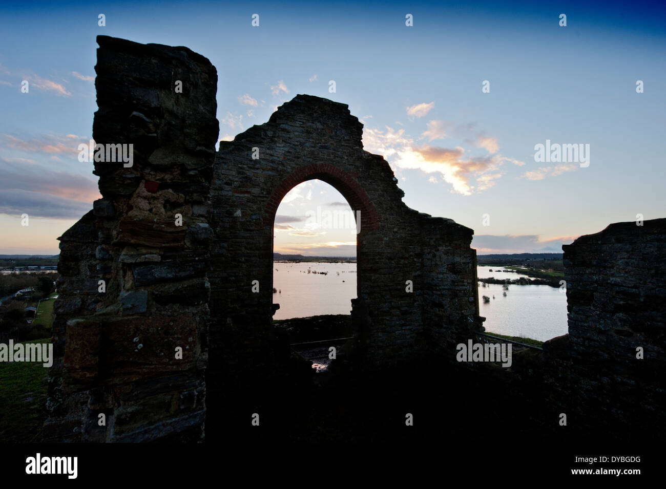 Le Somerset Levels vu de Burrow Mump avec les ruines de l'église Saint-Michel d'aube UK Banque D'Images