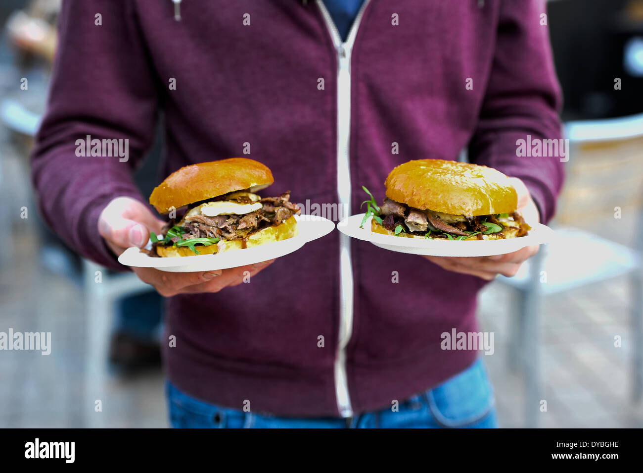 Londres, Royaume-Uni. 13 avr, 2014. Enojy londoniens un bon week-end à l'extérieur du marché alimentaire réel le Southbank centre, où vous pourrez trouver des produits alimentaires de façon durable et éthique. Credit : Giulia Fiori/Alamy Live News Banque D'Images