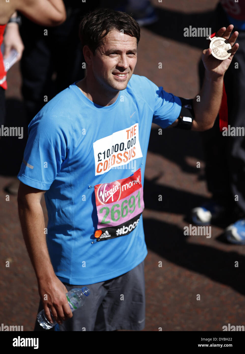 Londres, Marathon de Londres à Londres. 13 avr, 2014. Michael Owen, footballeur anglais, pose après avoir traversé la ligne d'arrivée de 2014 Marathon de Londres à Londres, Angleterre le 13 avril 2014. Michael Owen a terminé la course du club, de charité et de bulletin de groupe avec 3 heures 45 minutes et 43 secondes. Credit : Xinhua /Wang Lili/Xinhua/Alamy Live News Banque D'Images