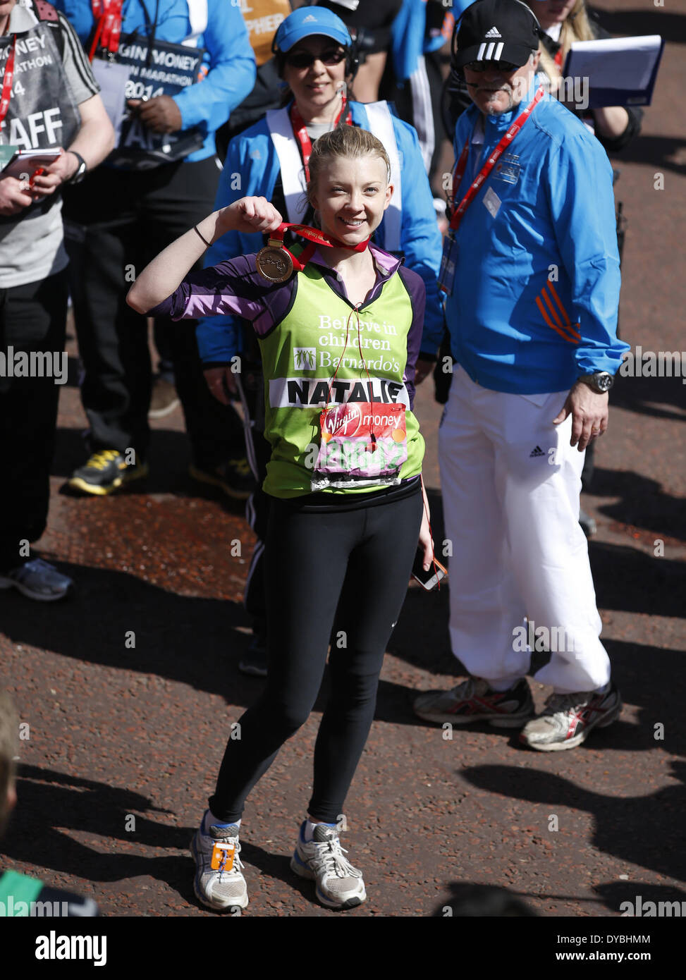 Londres, Royaume-Uni. 13 avr, 2014. Actrice anglaise Natalie Dormer pose après avoir traversé la ligne d'arrivée de 2014 Marathon de Londres à Londres, Angleterre le 13 avril 2014. Natalie Dormer a terminé la course dans le club, de charité et de bulletin de groupe avec 3 heures 48 minutes et 2 secondes. Credit : Wang Lili/Xinhua/Alamy Live News Banque D'Images