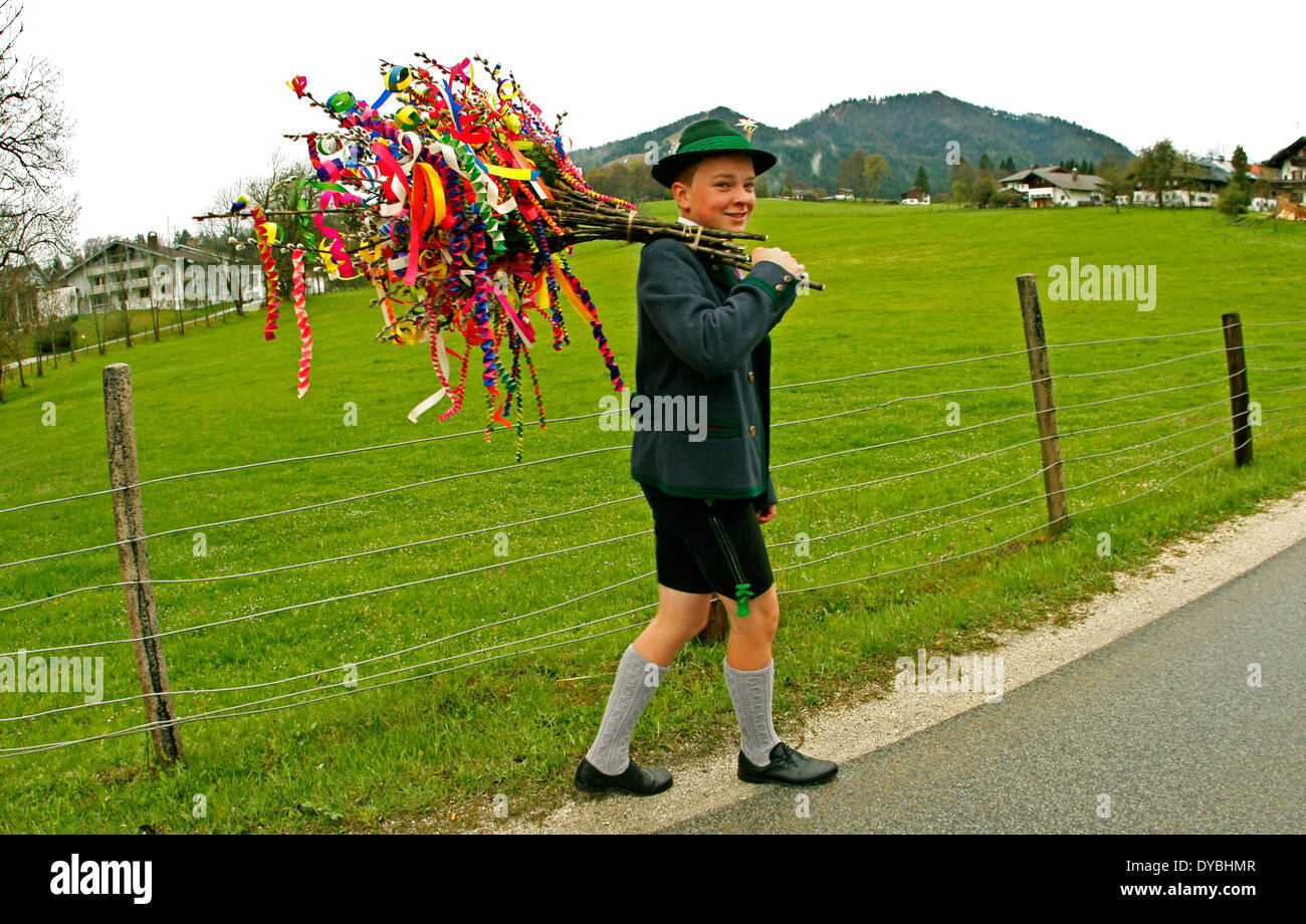 Un garçon avec un palmier rentre chez elle après le service pour célébrer le dimanche des Rameaux, Loipl, Allemagne, 13 avril 2014. La coutume est un remambrance entrée de Jésus à Jérusalem. Photo : Diether Endlicher/dpa Banque D'Images