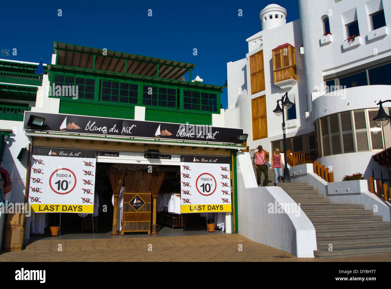 Des passants, Avenida Maritima promenade en bord de mer, Playa Blanca, Lanzarote, Canary Islands, Spain, Europe Banque D'Images