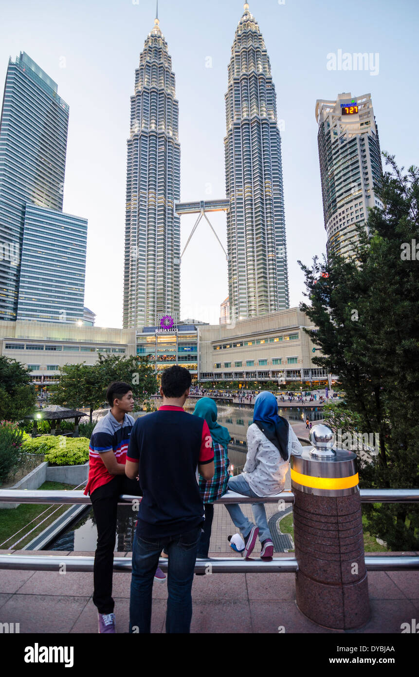 Les adolescents de Malaisie à KLCC et des Tours Jumelles Petronas, à Kuala Lumpur, Malaisie Banque D'Images