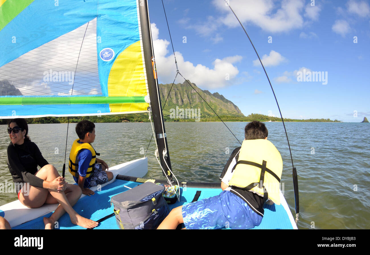 Groupe de personnes profiter d'un voilier dans la baie de Kaneohe, Windward Oahu, Hawaii, USA Banque D'Images
