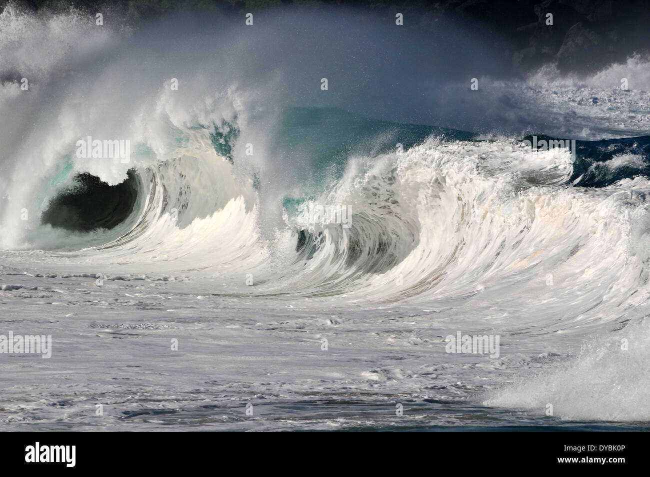 Vagues géantes que Waimea Bay Beach, North Shore, Oahu, Hawaii, USA Banque D'Images