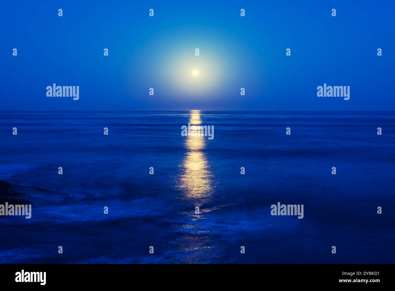 La lune se couche sur l'océan Pacifique. San Diego, Californie, États-Unis. Banque D'Images