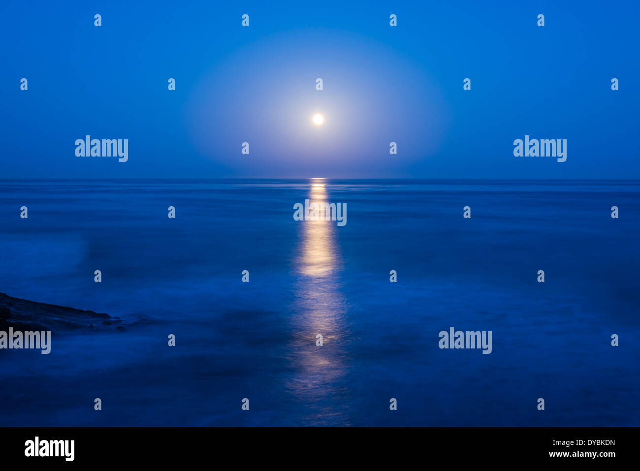 La lune se couche sur l'océan Pacifique. San Diego, Californie, États-Unis. Banque D'Images
