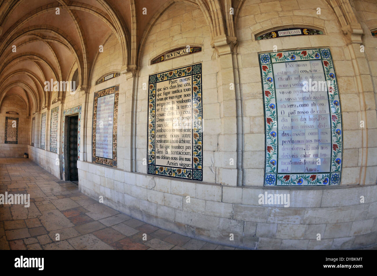 Panneaux avec la prière du Seigneur dans différentes langues, l'Église du Pater Noster ou sanctuaire de l'Eleona, Jérusalem, Israël Banque D'Images