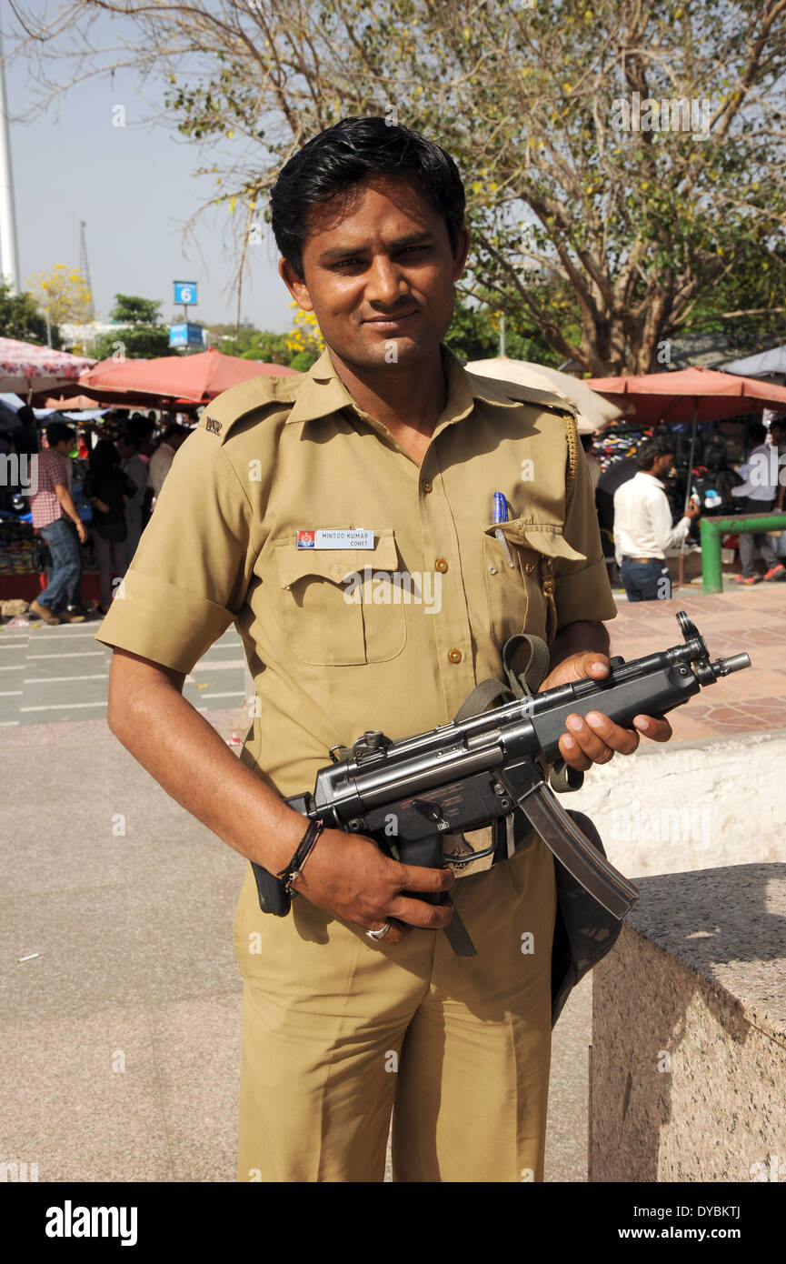 Delhi, Inde. 5 avril 2014. Un policier armé d'une mitrailleuse MP5 protège les rues de New Delhi. L'Inde. Banque D'Images