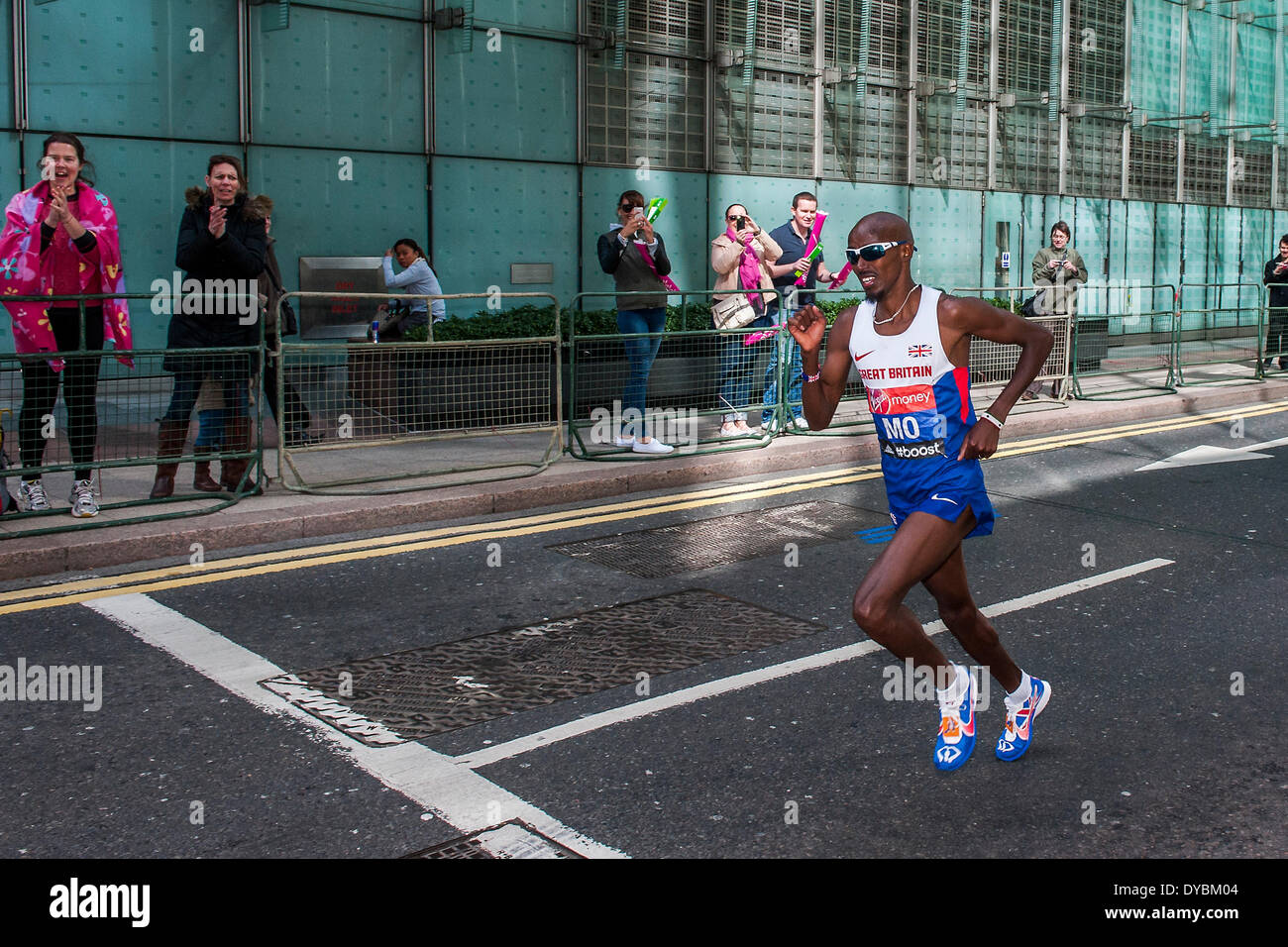 Londres, Royaume-Uni. 13 avr, 2014. Mo Farah passe par Canary Wharf environ trente secondes derrière les leaders. Le Marathon de Londres commence à Greenwich à Blackheath passe par Canary Wharf et termine dans le Mall. Londres, Royaume-Uni, 13 avril 2014. Guy Bell, 07771 gbphotos@guy 786236. Banque D'Images