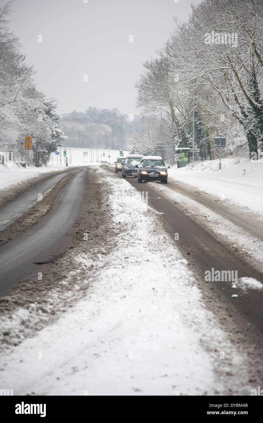 De mauvaises conditions de conduite l'hiver neige scène en Angleterre Banque D'Images