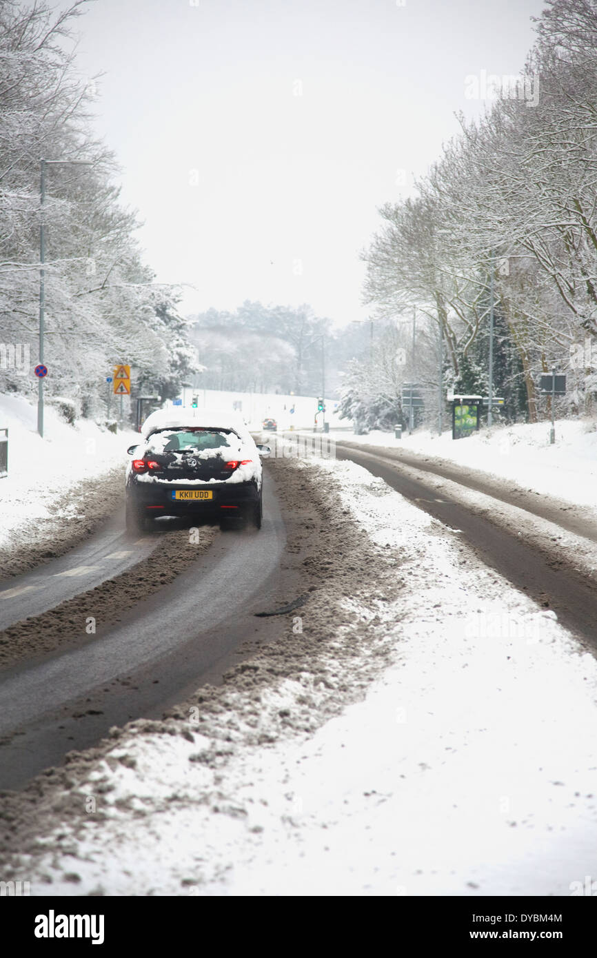 De mauvaises conditions de conduite l'hiver neige scène en Angleterre Banque D'Images