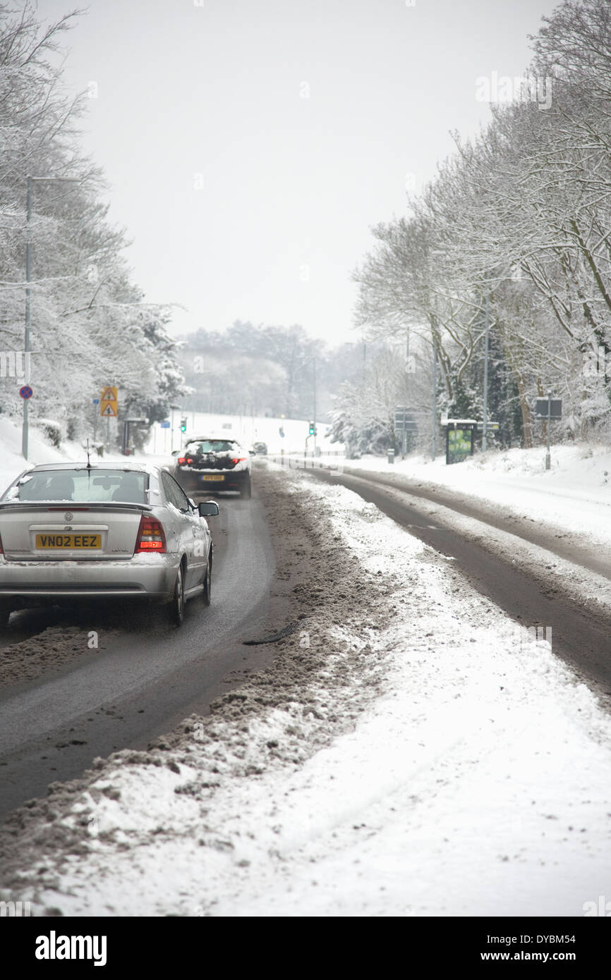 De mauvaises conditions de conduite l'hiver neige scène en Angleterre Banque D'Images