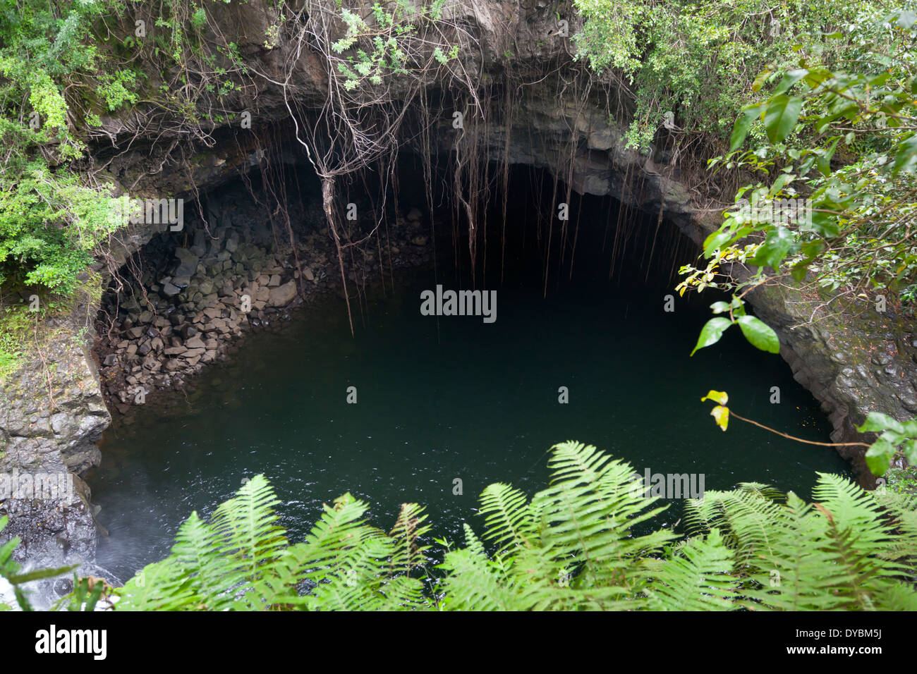 Peu de chute et d'une caverne sur la façon de la célèbre Waimoku Falls à Maui, Hawaii. Banque D'Images