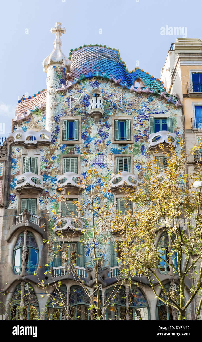 Barcelone, Espagne - 17 novembre : la façade de la maison Casa Batllo conçu par Antoni Gaudi avec son célèbre style. Banque D'Images