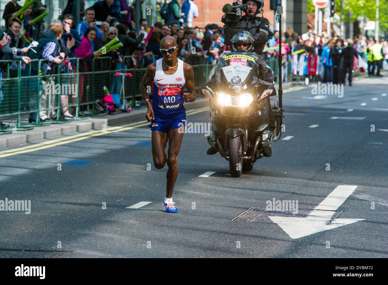 Londres, Royaume-Uni. 13 avr, 2014. Mo Farah passe par Canary Wharf environ trente secondes derrière les leaders. Le Marathon de Londres commence à Greenwich à Blackheath passe par Canary Wharf et termine dans le Mall. Londres, Royaume-Uni, 13 avril 2014. Guy Bell, 07771 gbphotos@guy 786236. Banque D'Images