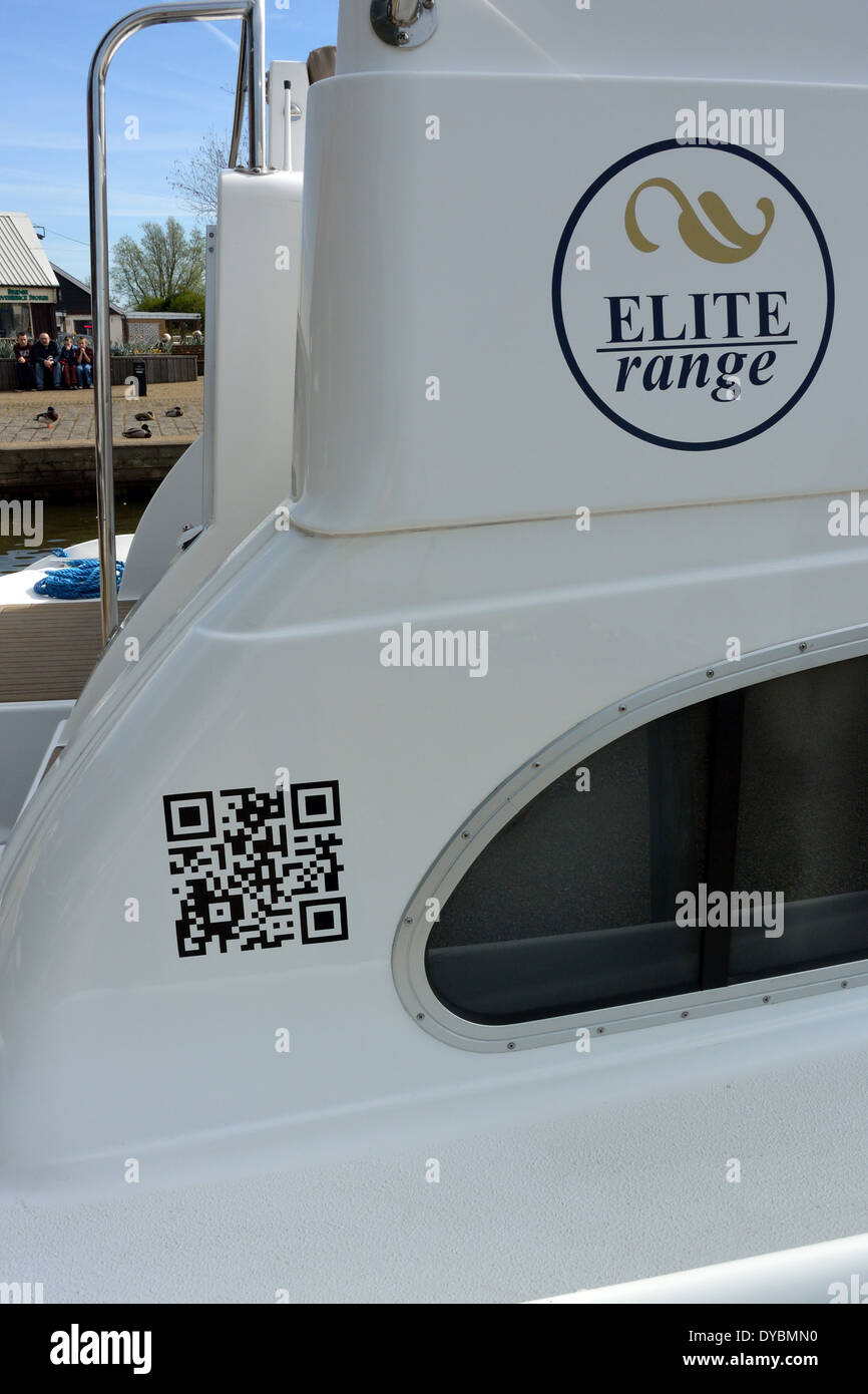 Herbert Woods cruiser lumière souveraine. Le QR code vous permet d'accéder directement à la page web pour le bateau., Broads National Park Banque D'Images