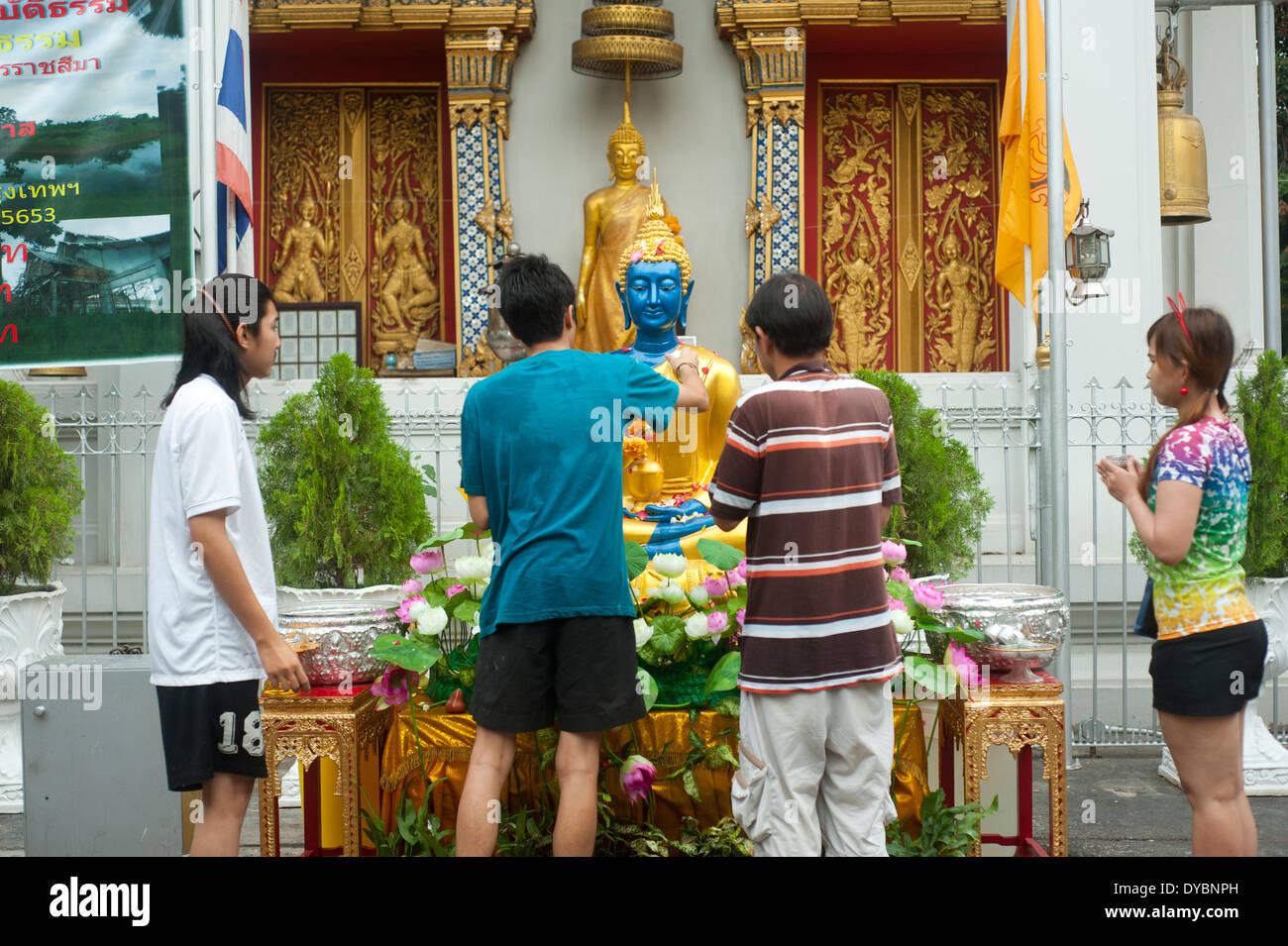 Bangkok, Thaïlande - personnes verser de l'eau plus de statue de Bouddha au cours des célébrations du nouvel an thaïlandais Songkran Banque D'Images