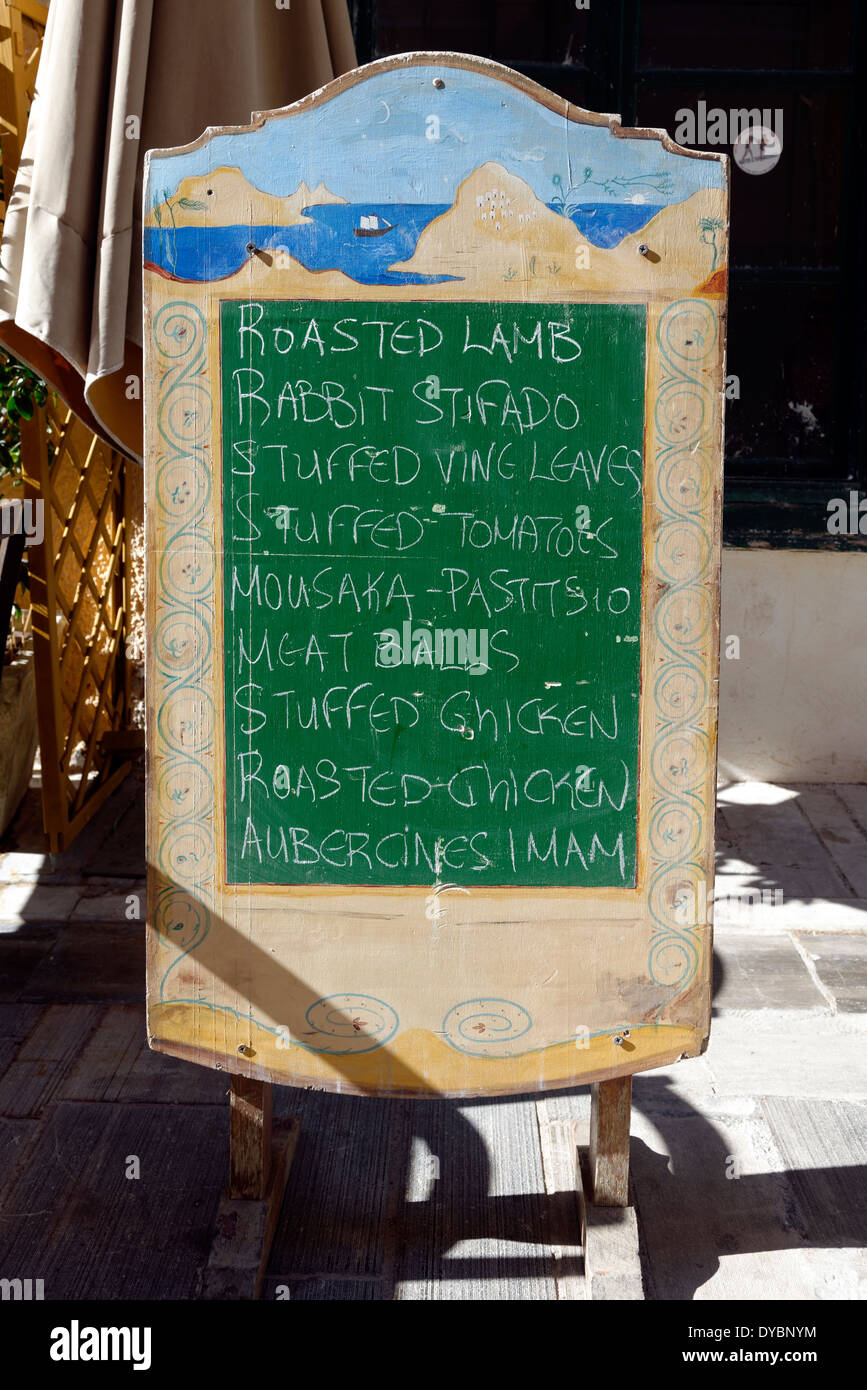 La cuisine grecque restaurant menu sur l'affichage Vieille Ville Nauplie Péloponnèse, Grèce l'une des plus jolies villes en Grèce, Banque D'Images