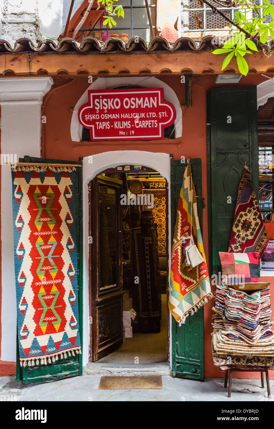 Magasin de tapis traditionnels, Zincirli Han cour intérieure, le Grand Bazar (Kapaliçarsi), Istanbul, Turquie Banque D'Images