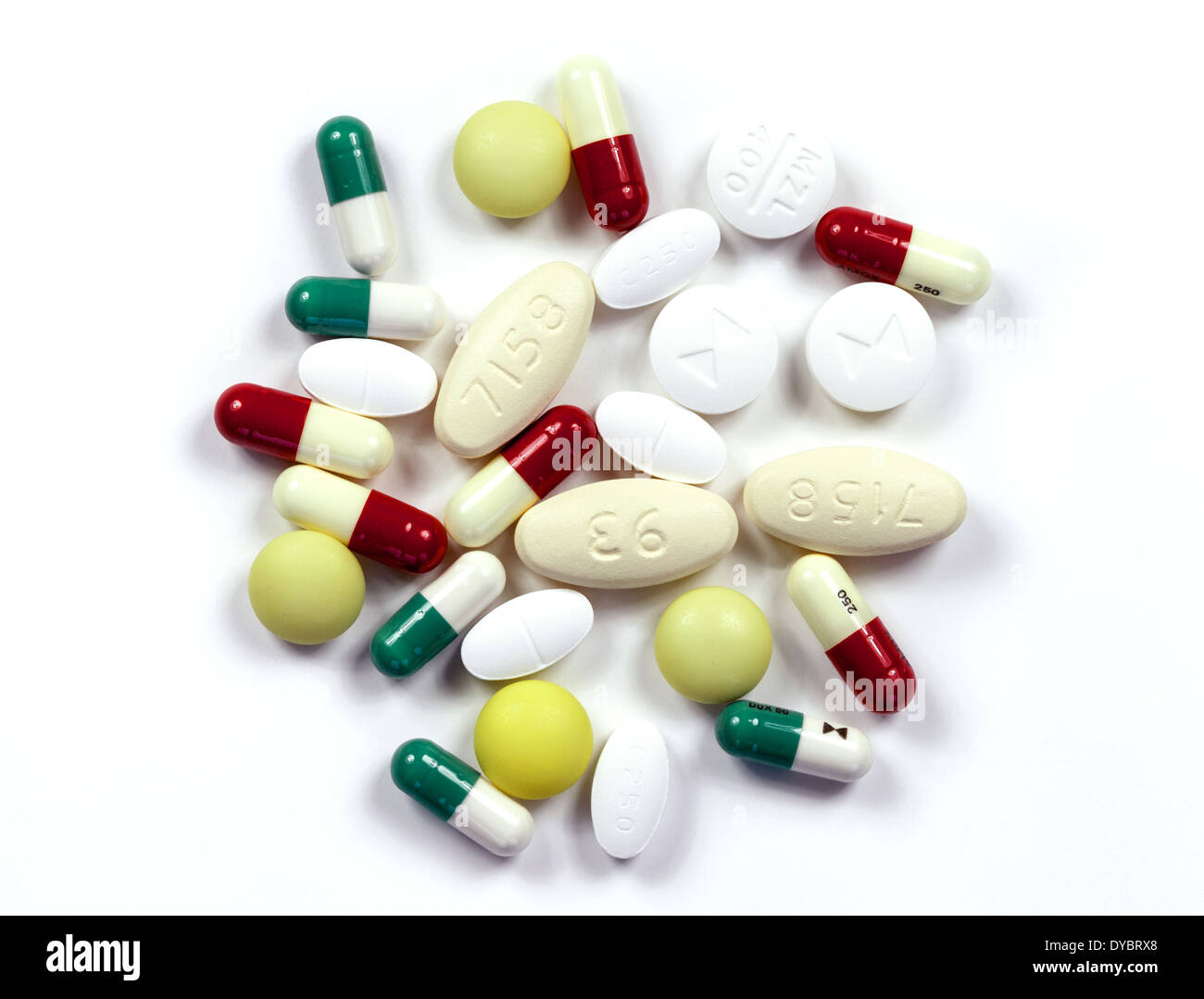 Antibiotiques - une variété de gélules et de comprimés d'antibiotiques sur fond blanc , utilisé dans le traitement des infections au NHS UK Banque D'Images